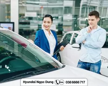 Giới thiệu xe Hyundai cho khách hàng.