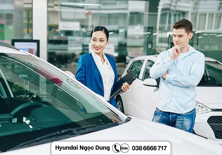 Giới thiệu xe Hyundai cho khách hàng.